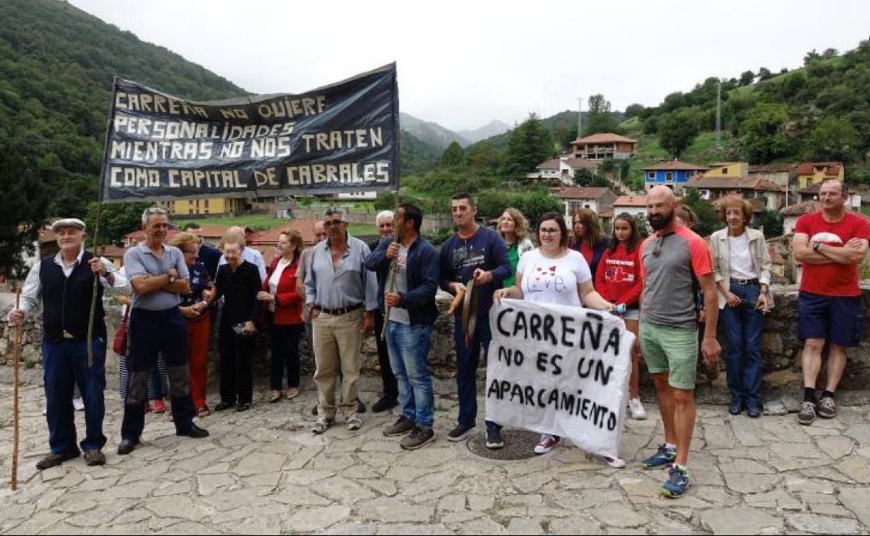 Medio centenar de vecinos de Carreña boicotean la presentación de los actos del Día de Asturias