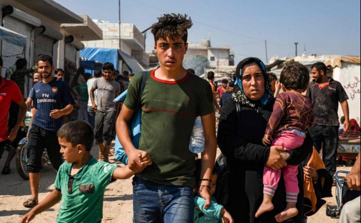 Familias sirias en la provincia de Idlib, fronteriza con Turquía y objetivo de una ofensiva de Damasco contra los yihadistas.