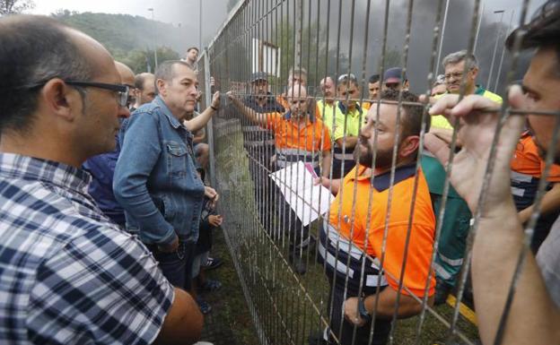 Los trabajadores protestan en las instalaciones de Vesuvius tras conocerse la noticia del cierre. 