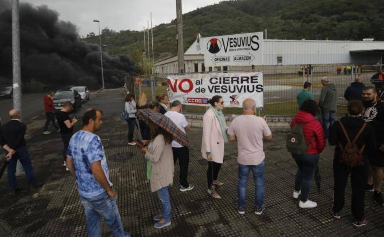 La alcaldesa de Langreo dice que intentará evitar «por todos los medios» el cierre de la planta de Vesuvius