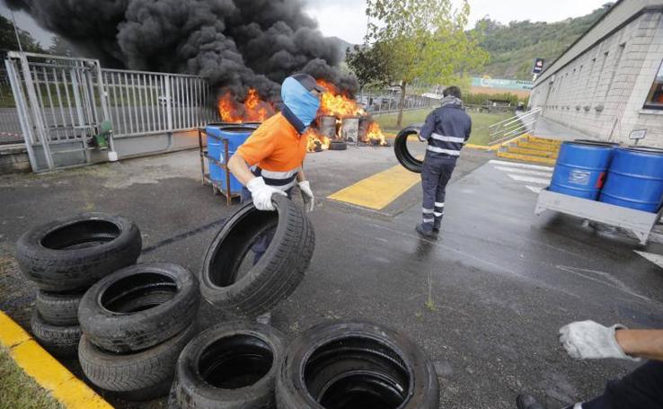 La plantilla de la factoría langreana ha protagonizado protestas a las puertas de la empresa tras conocer la decisión de la empresa de clausurar la actividad industrial en la planta, que cuenta con 111 empleados.