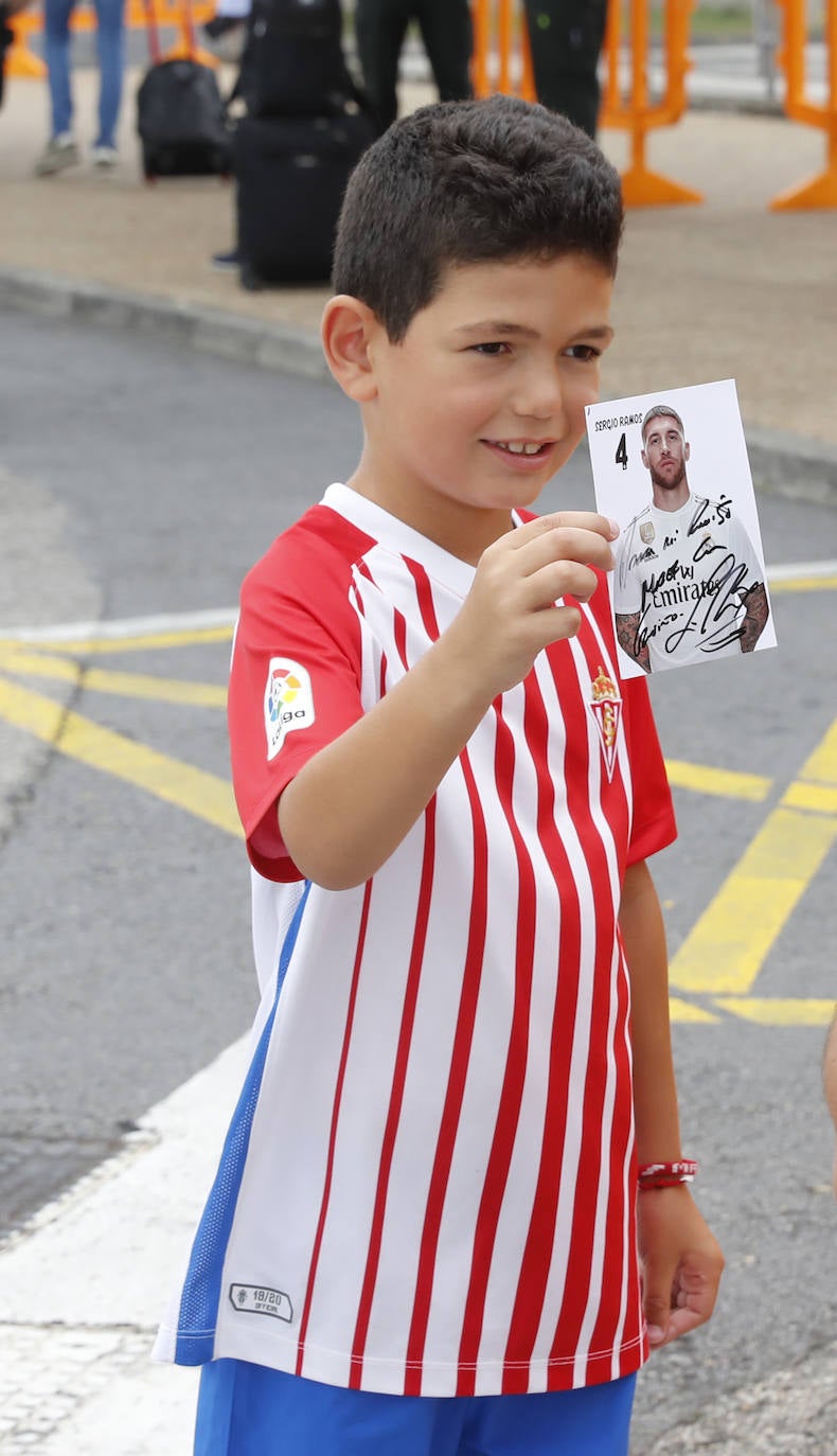 Numerosos aficionados se agolparon en el Aeropuerto de Asturias recibir a La Roja tras la victoria ante Rumanía en el partido de clasificación de la Eurocopa.