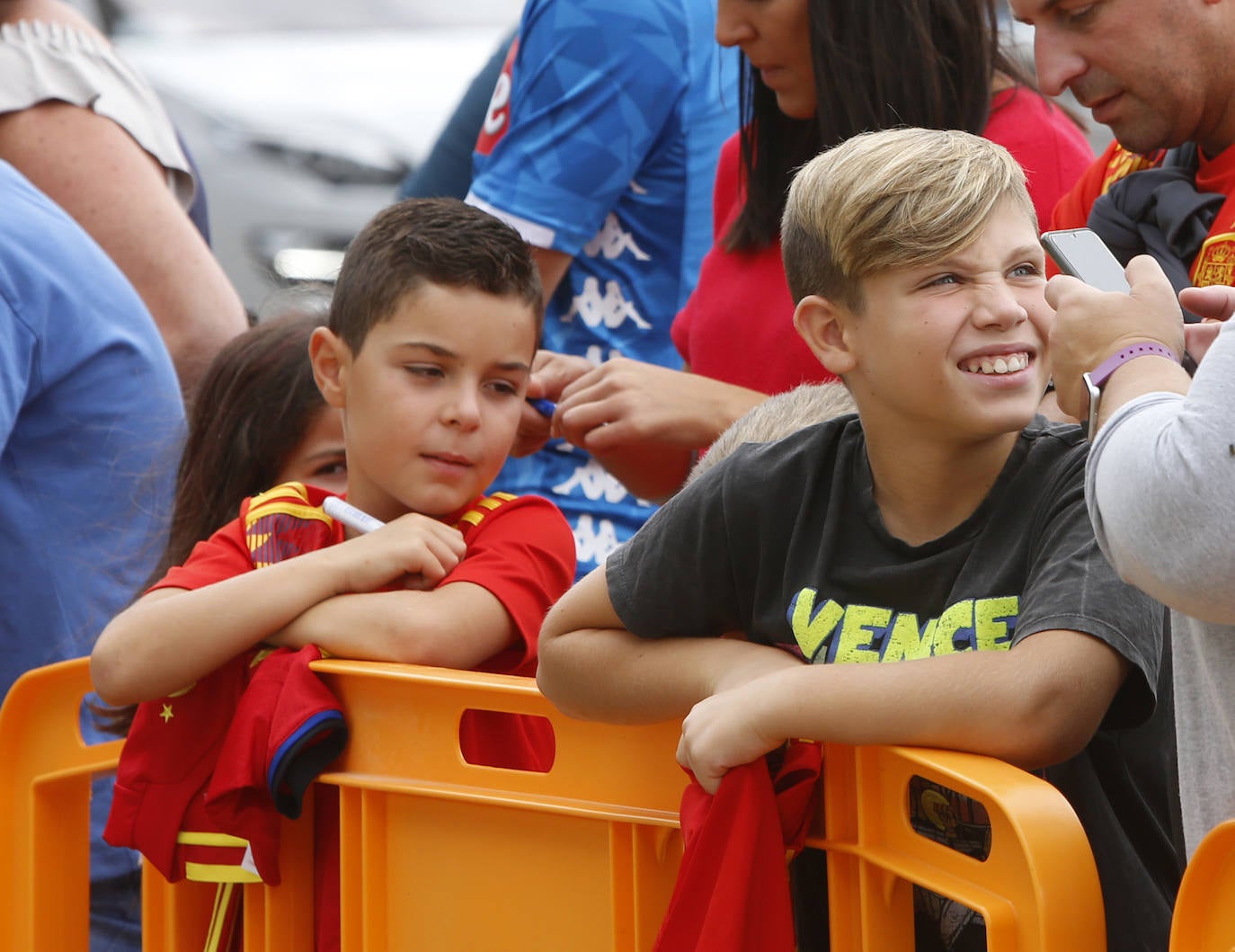 Numerosos aficionados se agolparon en el Aeropuerto de Asturias recibir a La Roja tras la victoria ante Rumanía en el partido de clasificación de la Eurocopa.