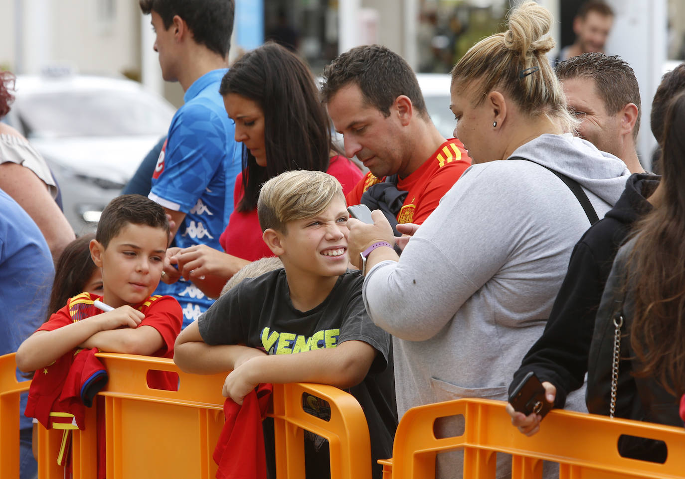 Numerosos aficionados se agolparon en el Aeropuerto de Asturias recibir a La Roja tras la victoria ante Rumanía en el partido de clasificación de la Eurocopa.