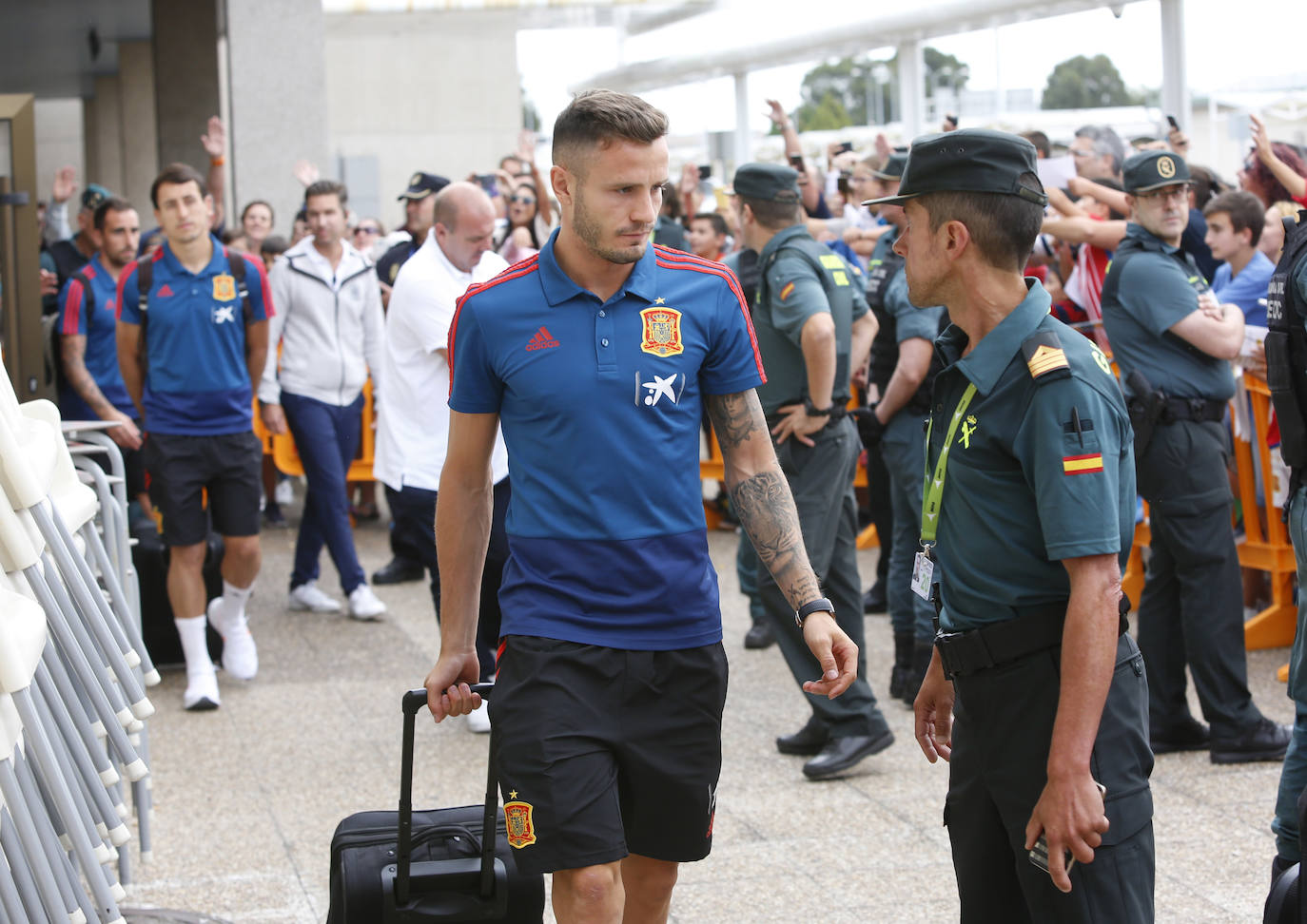 Numerosos aficionados se agolparon en el Aeropuerto de Asturias recibir a La Roja tras la victoria ante Rumanía en el partido de clasificación de la Eurocopa.