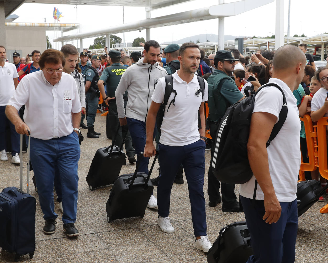 Numerosos aficionados se agolparon en el Aeropuerto de Asturias recibir a La Roja tras la victoria ante Rumanía en el partido de clasificación de la Eurocopa.