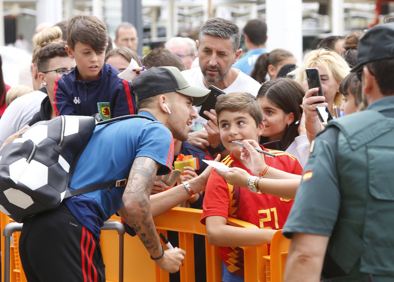 Numerosos aficionados se agolparon en el Aeropuerto de Asturias recibir a La Roja tras la victoria ante Rumanía en el partido de clasificación de la Eurocopa.
