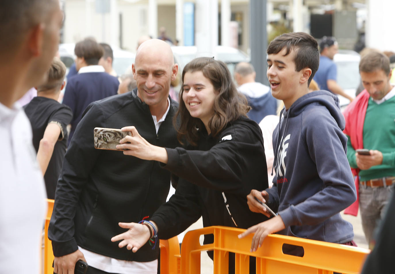 Numerosos aficionados se agolparon en el Aeropuerto de Asturias recibir a La Roja tras la victoria ante Rumanía en el partido de clasificación de la Eurocopa.