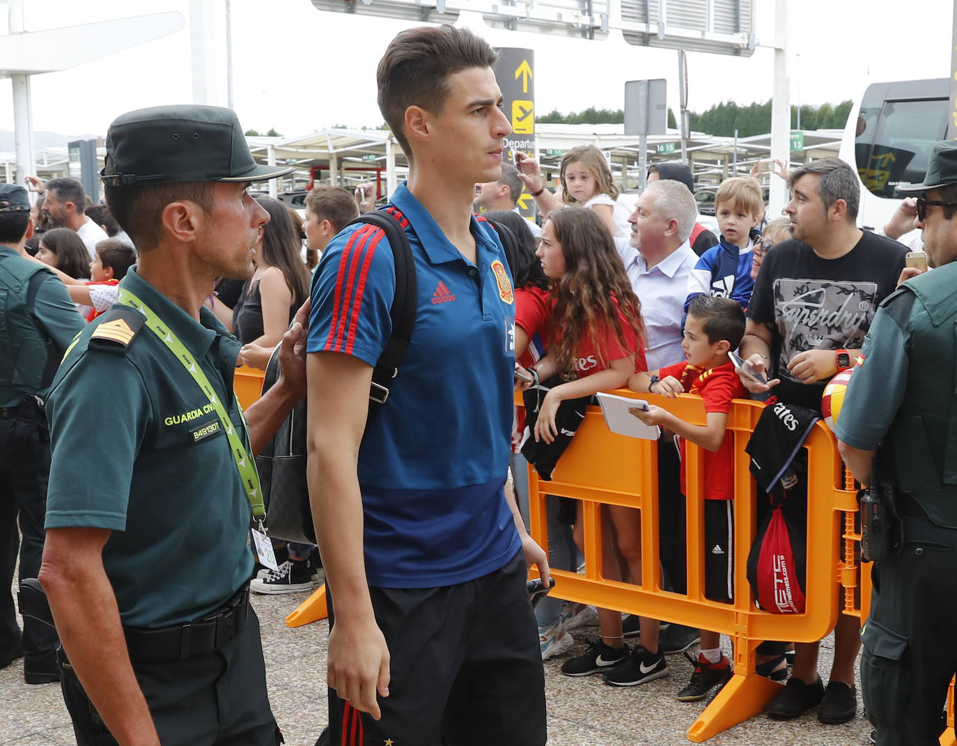 Numerosos aficionados se agolparon en el Aeropuerto de Asturias recibir a La Roja tras la victoria ante Rumanía en el partido de clasificación de la Eurocopa.