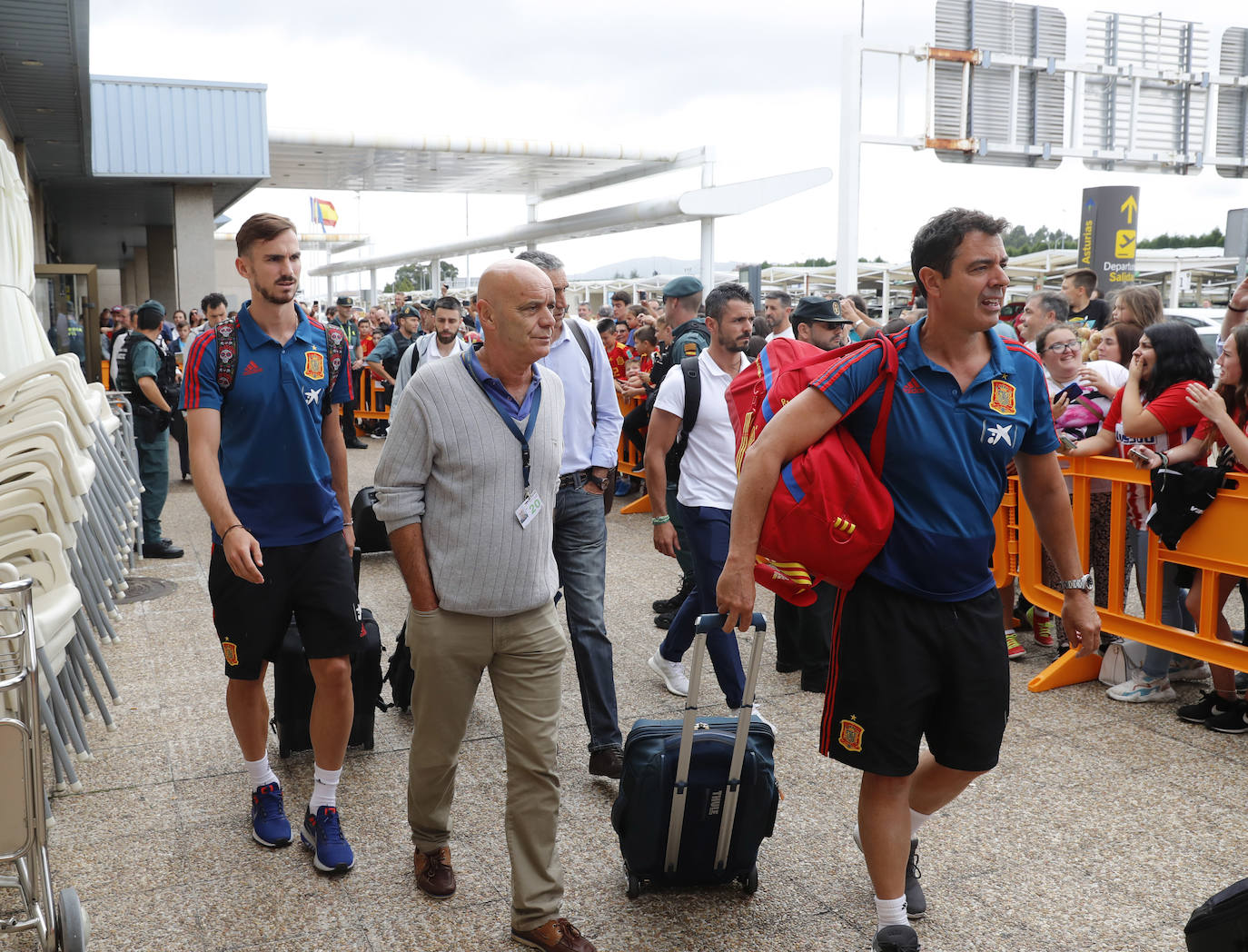 Numerosos aficionados se agolparon en el Aeropuerto de Asturias recibir a La Roja tras la victoria ante Rumanía en el partido de clasificación de la Eurocopa.