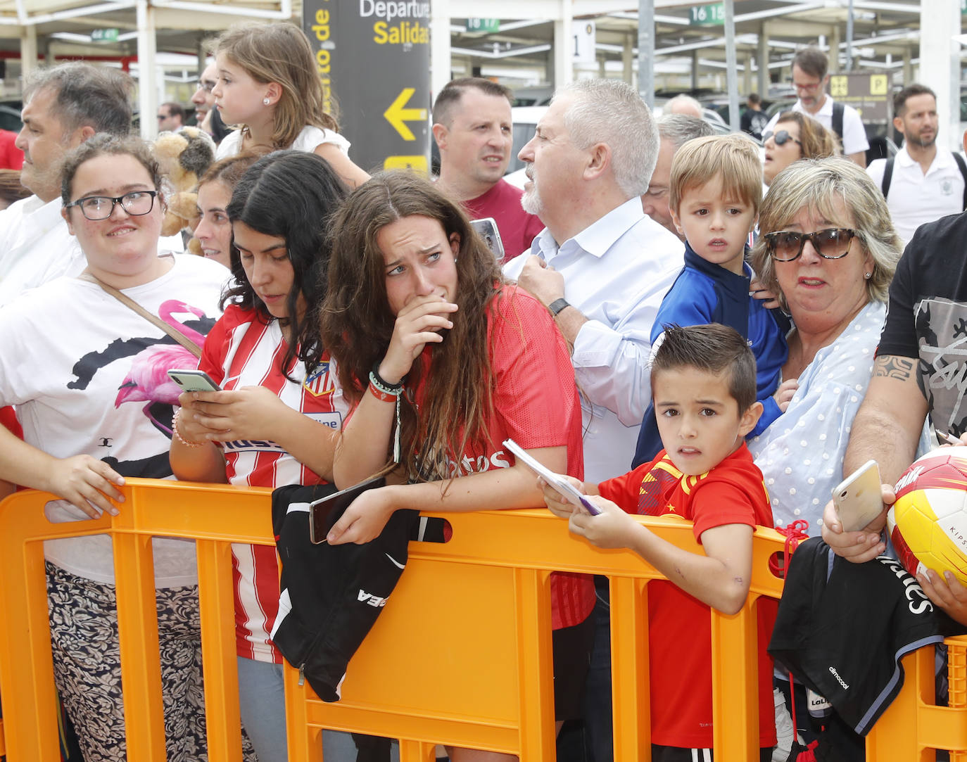 Numerosos aficionados se agolparon en el Aeropuerto de Asturias recibir a La Roja tras la victoria ante Rumanía en el partido de clasificación de la Eurocopa.