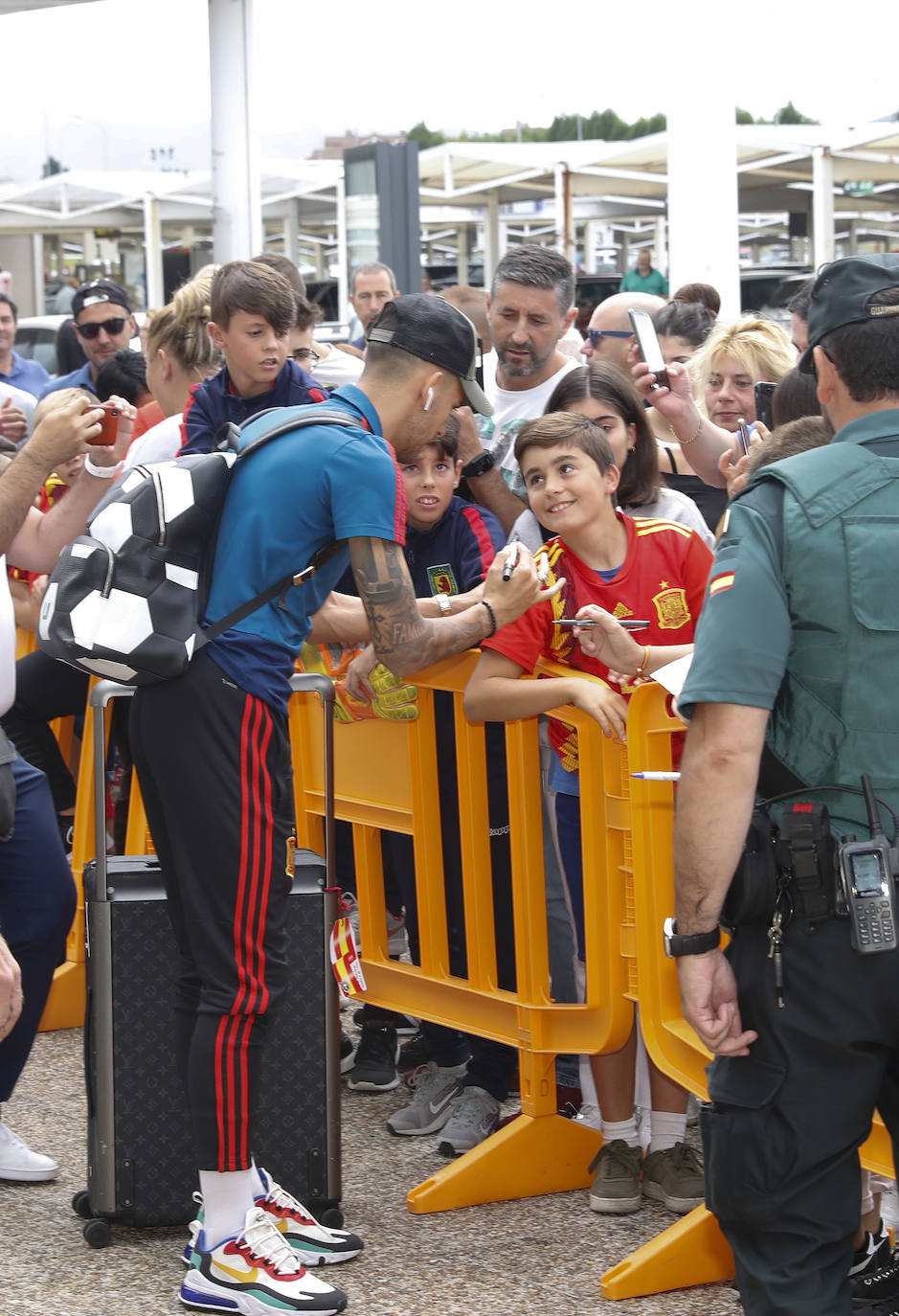 Numerosos aficionados se agolparon en el Aeropuerto de Asturias recibir a La Roja tras la victoria ante Rumanía en el partido de clasificación de la Eurocopa.