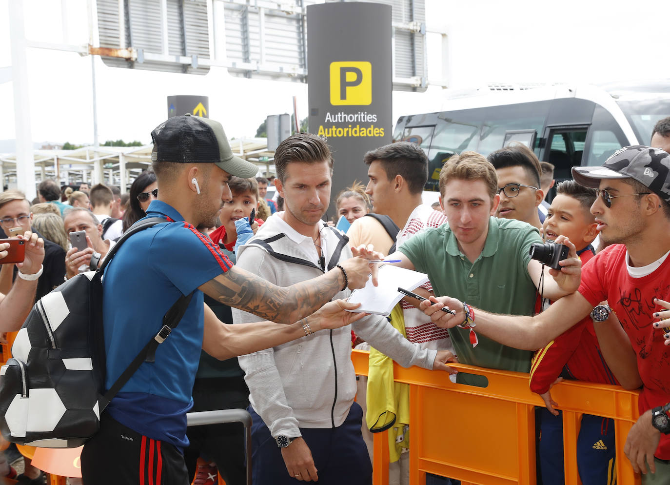 Numerosos aficionados se agolparon en el Aeropuerto de Asturias recibir a La Roja tras la victoria ante Rumanía en el partido de clasificación de la Eurocopa.