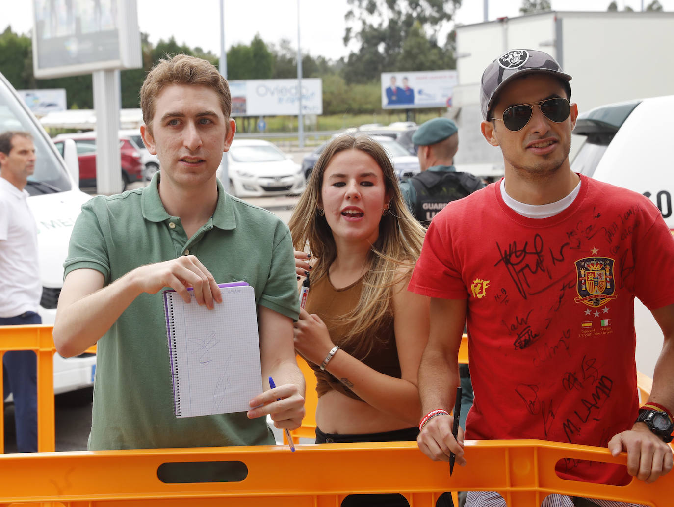 Numerosos aficionados se agolparon en el Aeropuerto de Asturias recibir a La Roja tras la victoria ante Rumanía en el partido de clasificación de la Eurocopa.