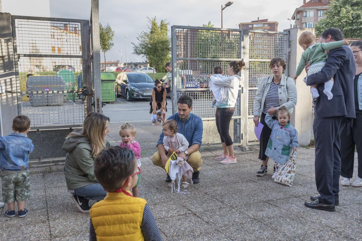 Alumnos de la escuela infantil Escolinos, con sus padres, en su primer día de curso. 