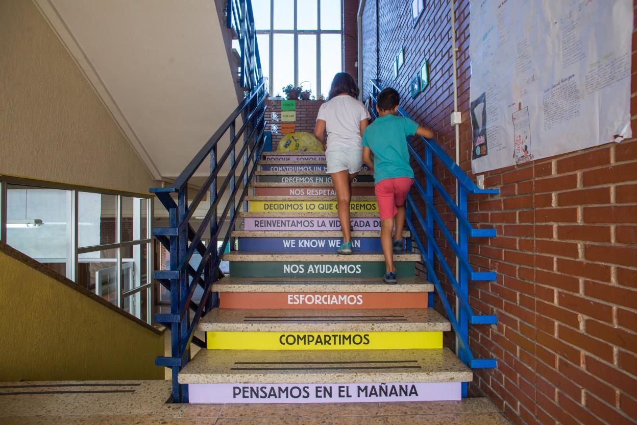 Las escaleras 'tuneadas' del colegio. 