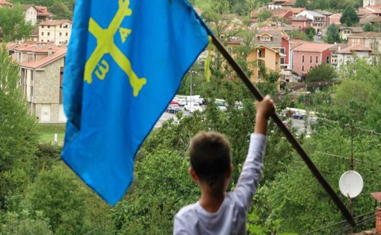 Un niños con la bandera de Asturias. :: XUAN CUETO