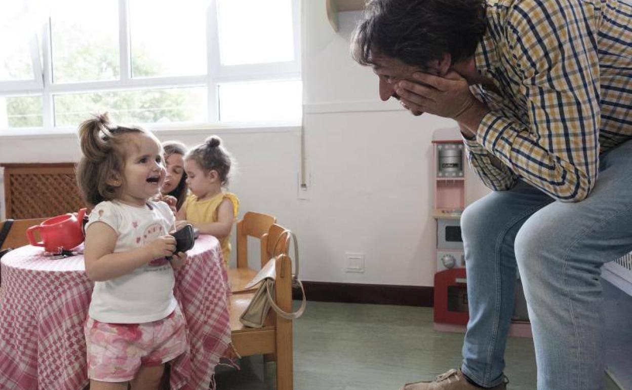 El concejal Alberto Ferrao, en una de las escuelas infantiles. 