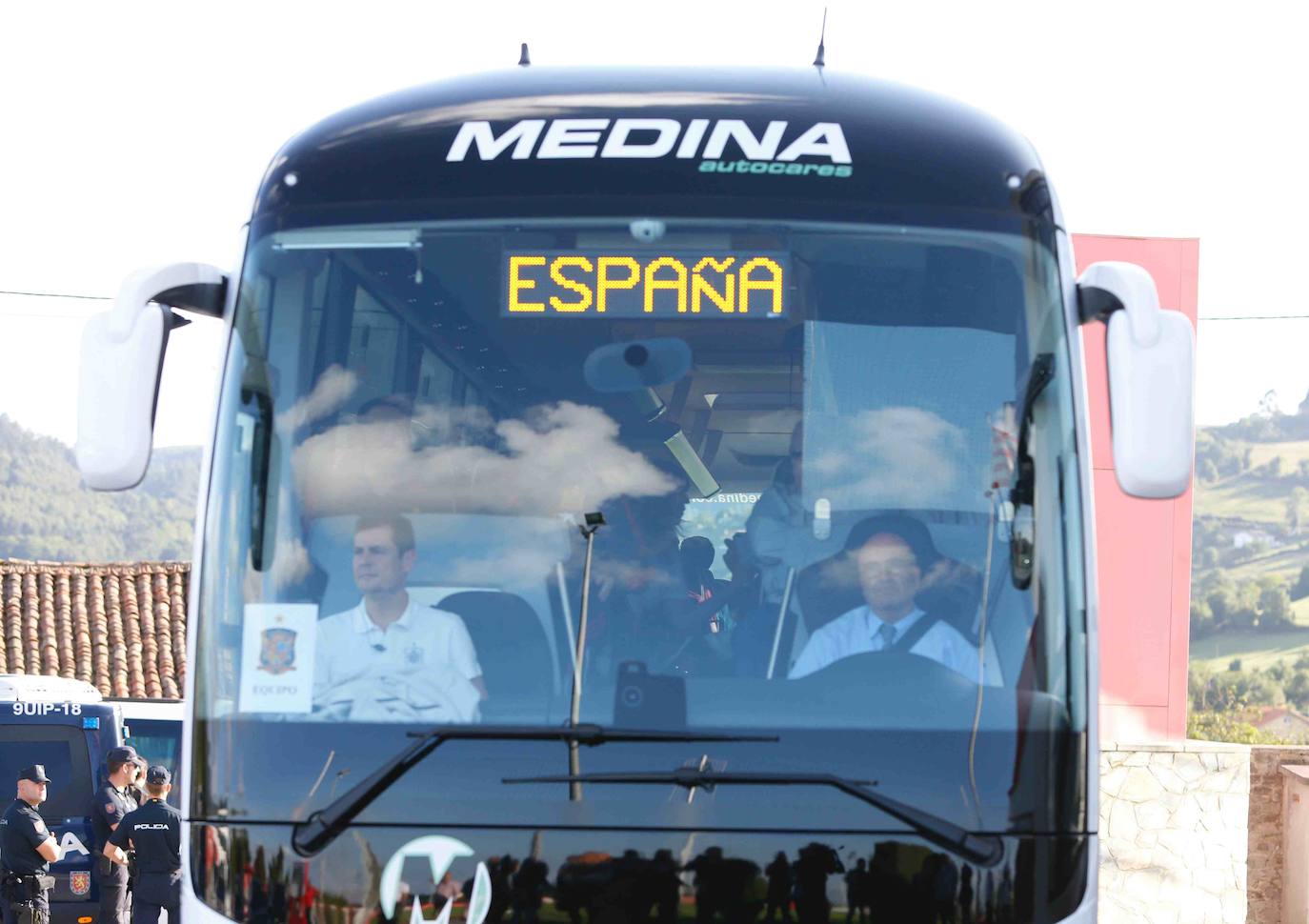 Los futbolistas se entrenaron en Gijón a puerta cerrada para preparar el partido del domingo en El Molinón ante las Islas Feroe