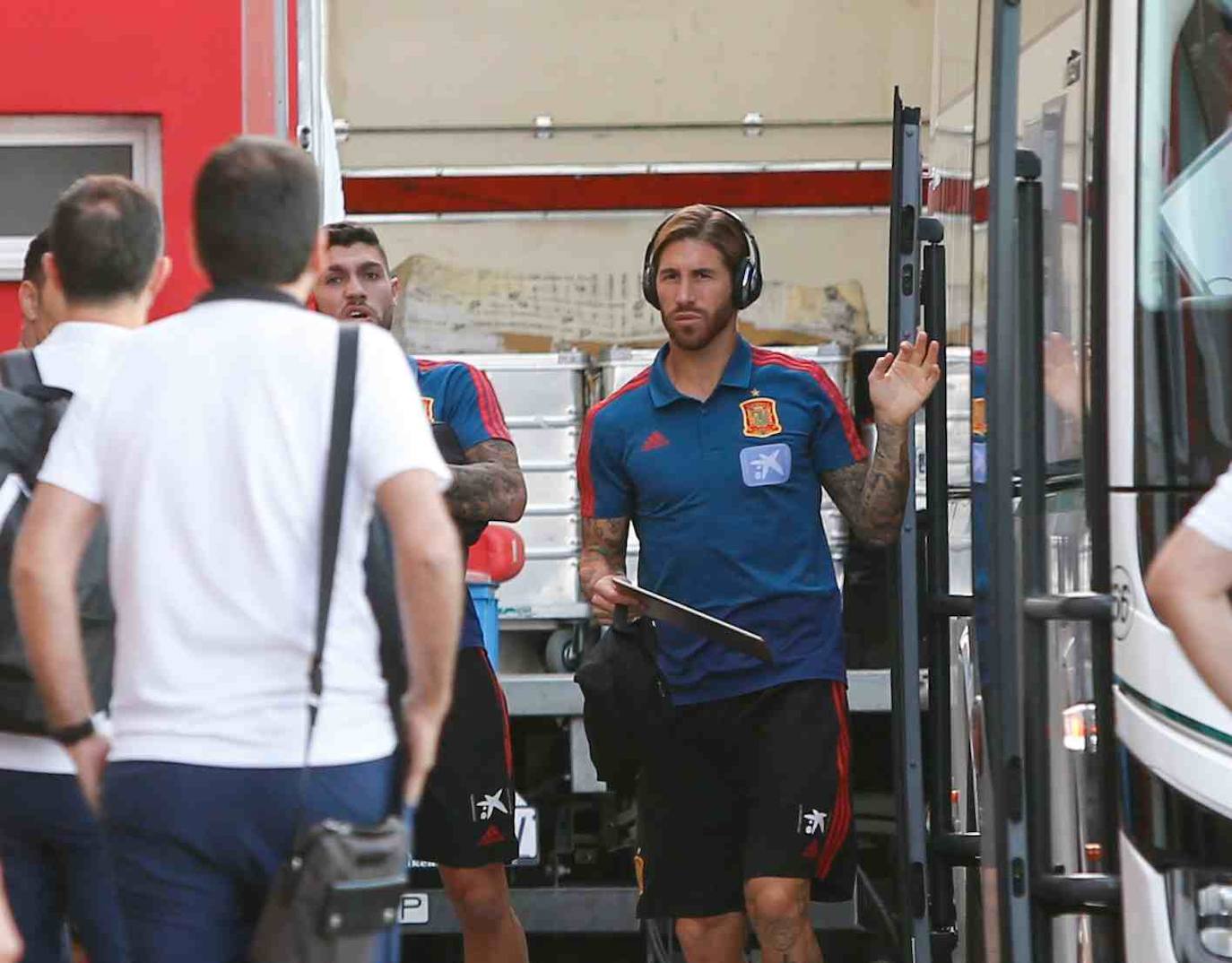 Los futbolistas se entrenaron en Gijón a puerta cerrada para preparar el partido del domingo en El Molinón ante las Islas Feroe