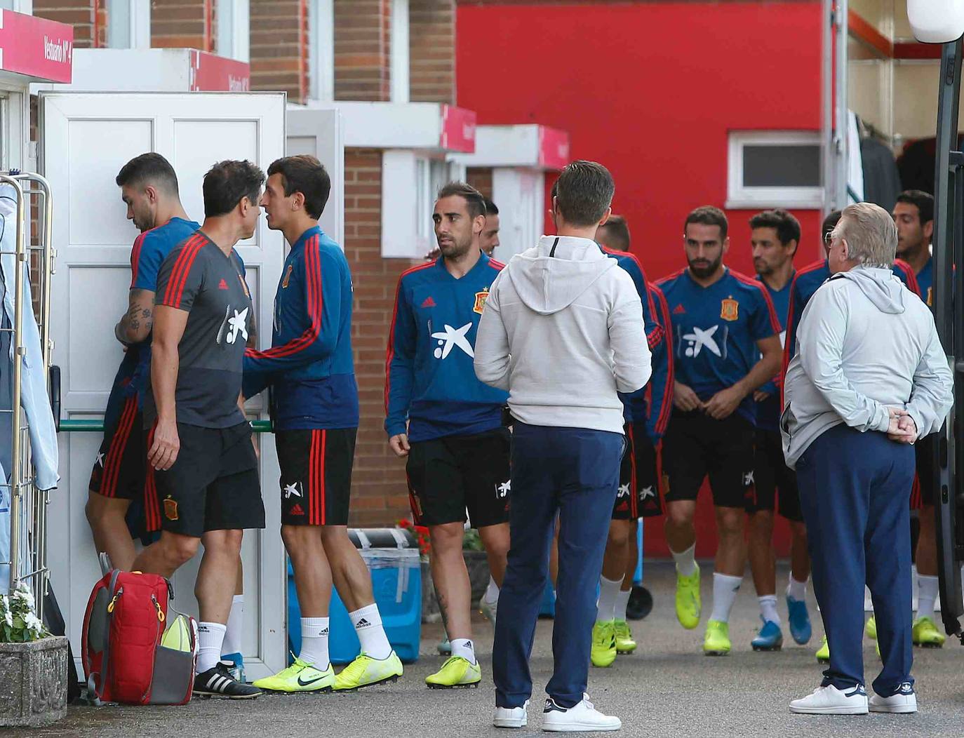Los futbolistas se entrenaron en Gijón a puerta cerrada para preparar el partido del domingo en El Molinón ante las Islas Feroe
