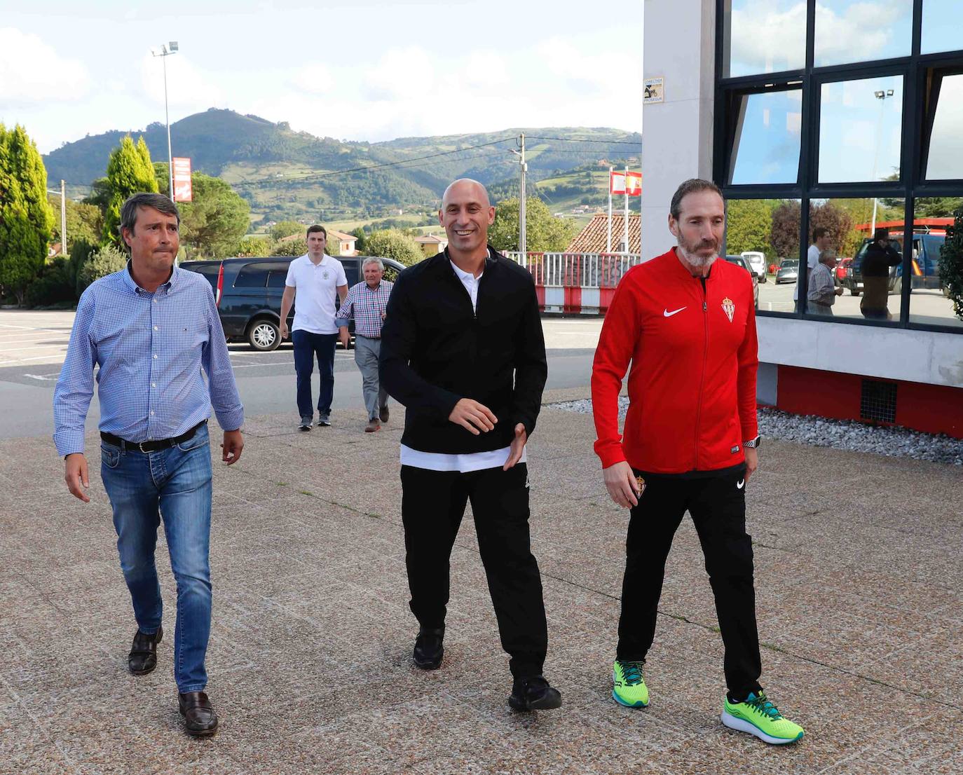 Los futbolistas se entrenaron en Gijón a puerta cerrada para preparar el partido del domingo en El Molinón ante las Islas Feroe