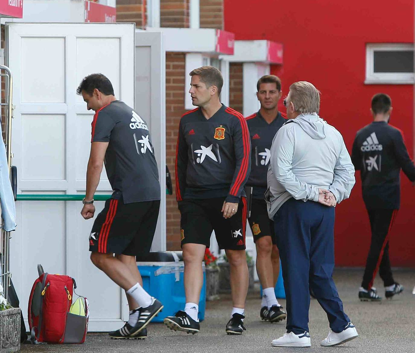 Los futbolistas se entrenaron en Gijón a puerta cerrada para preparar el partido del domingo en El Molinón ante las Islas Feroe