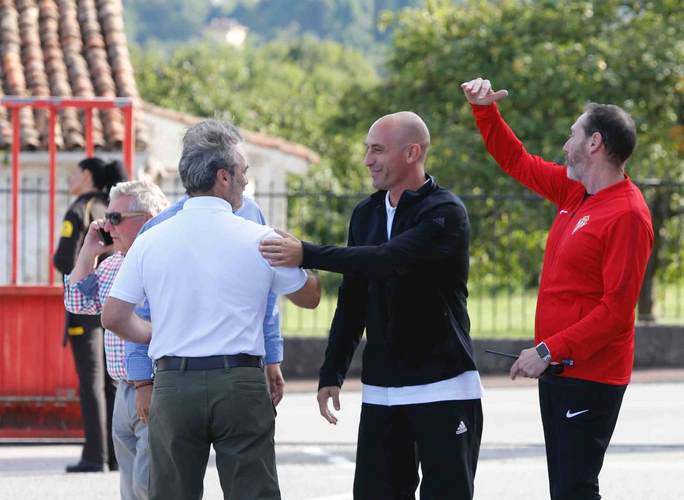 Los futbolistas se entrenaron en Gijón a puerta cerrada para preparar el partido del domingo en El Molinón ante las Islas Feroe