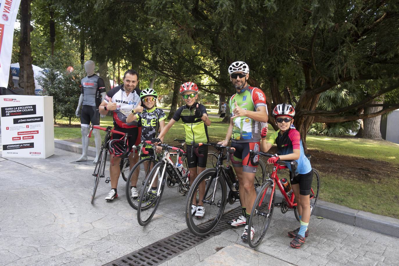 Numerosos aficionados se agolparon en la calle Uría de la capital para ver a los corredores en la etapa 14 entre San Vicente de la Barquera y Oviedo. 