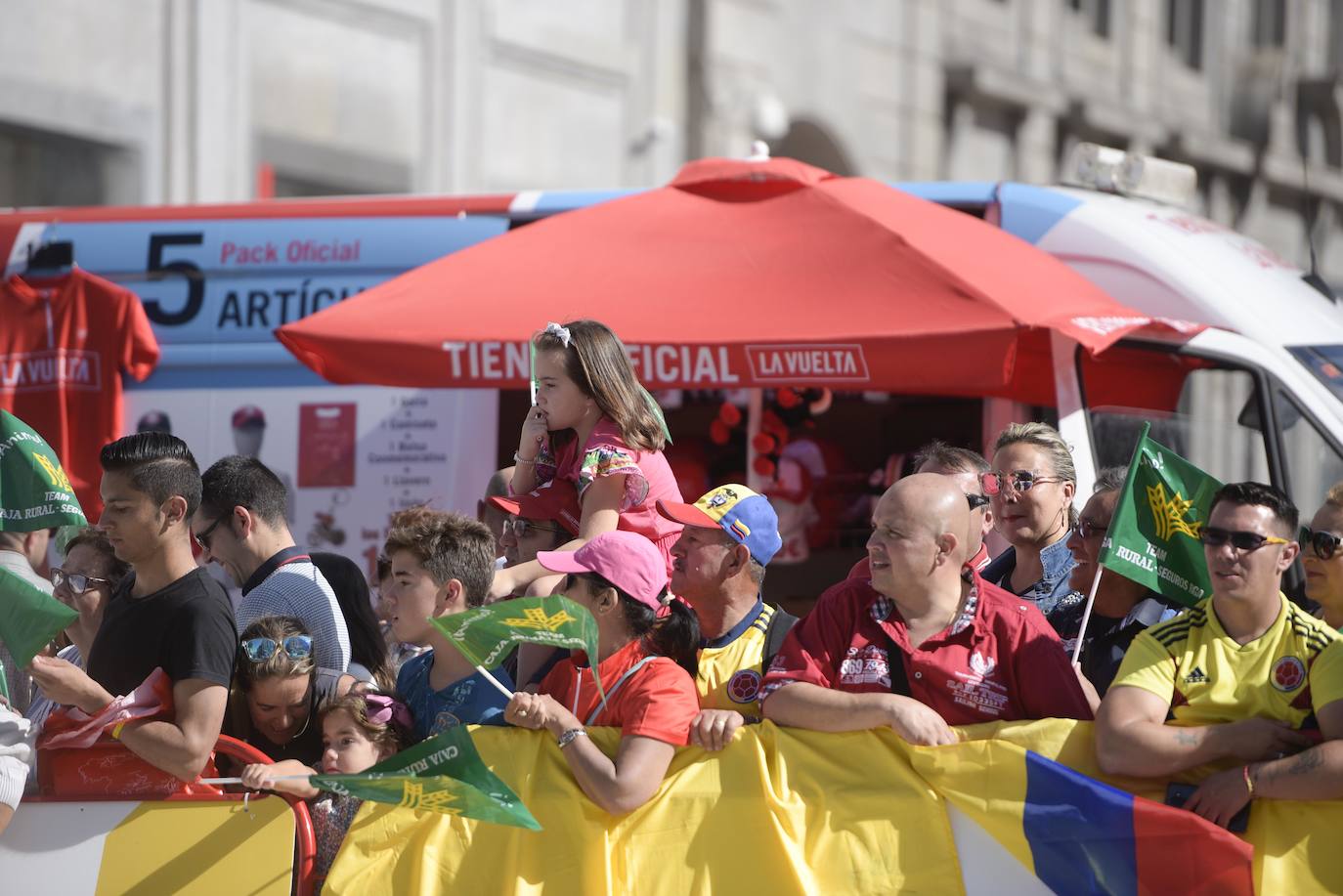 Numerosos aficionados se agolparon en la calle Uría de la capital para ver a los corredores en la etapa 14 entre San Vicente de la Barquera y Oviedo. 