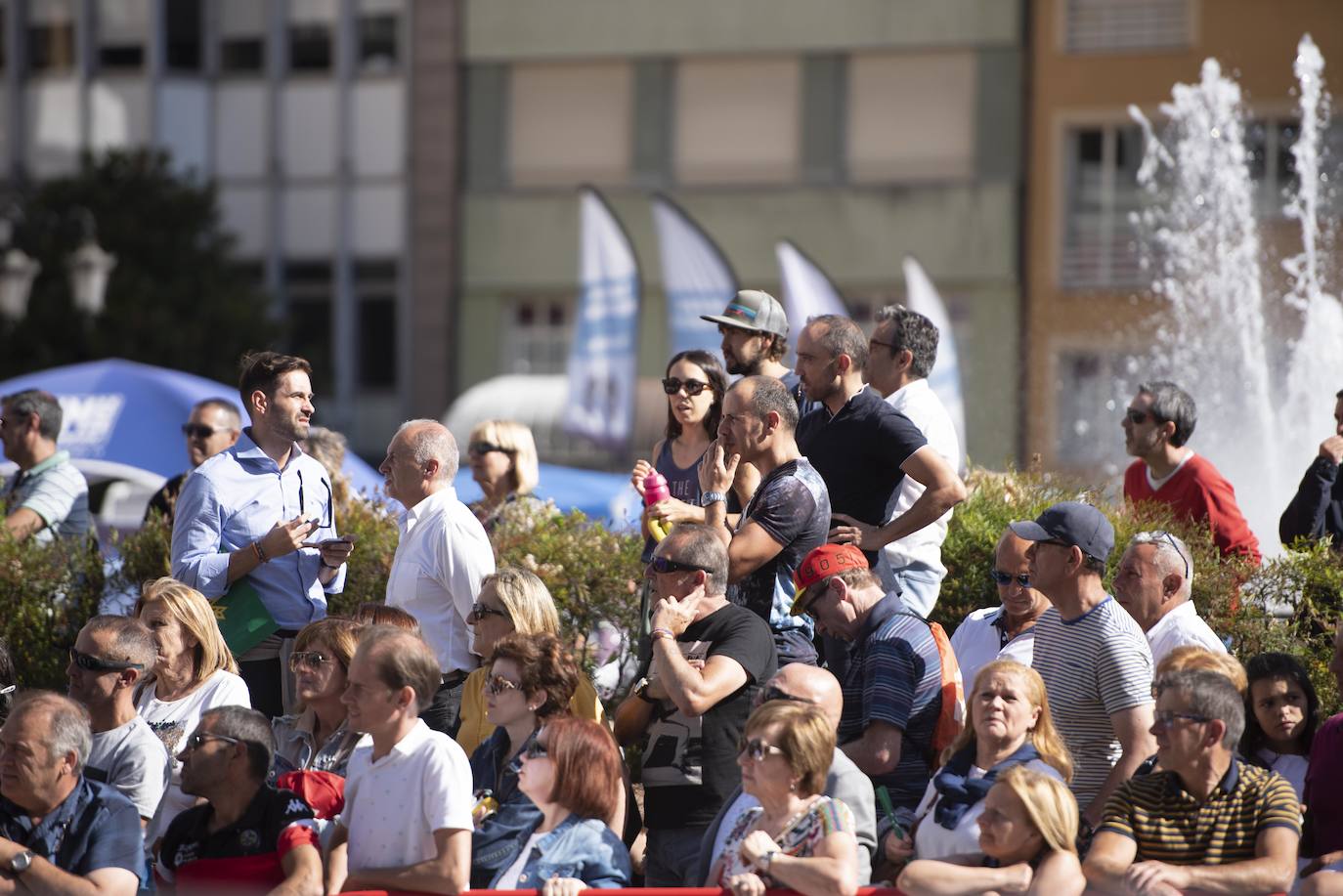 Numerosos aficionados se agolparon en la calle Uría de la capital para ver a los corredores en la etapa 14 entre San Vicente de la Barquera y Oviedo. 