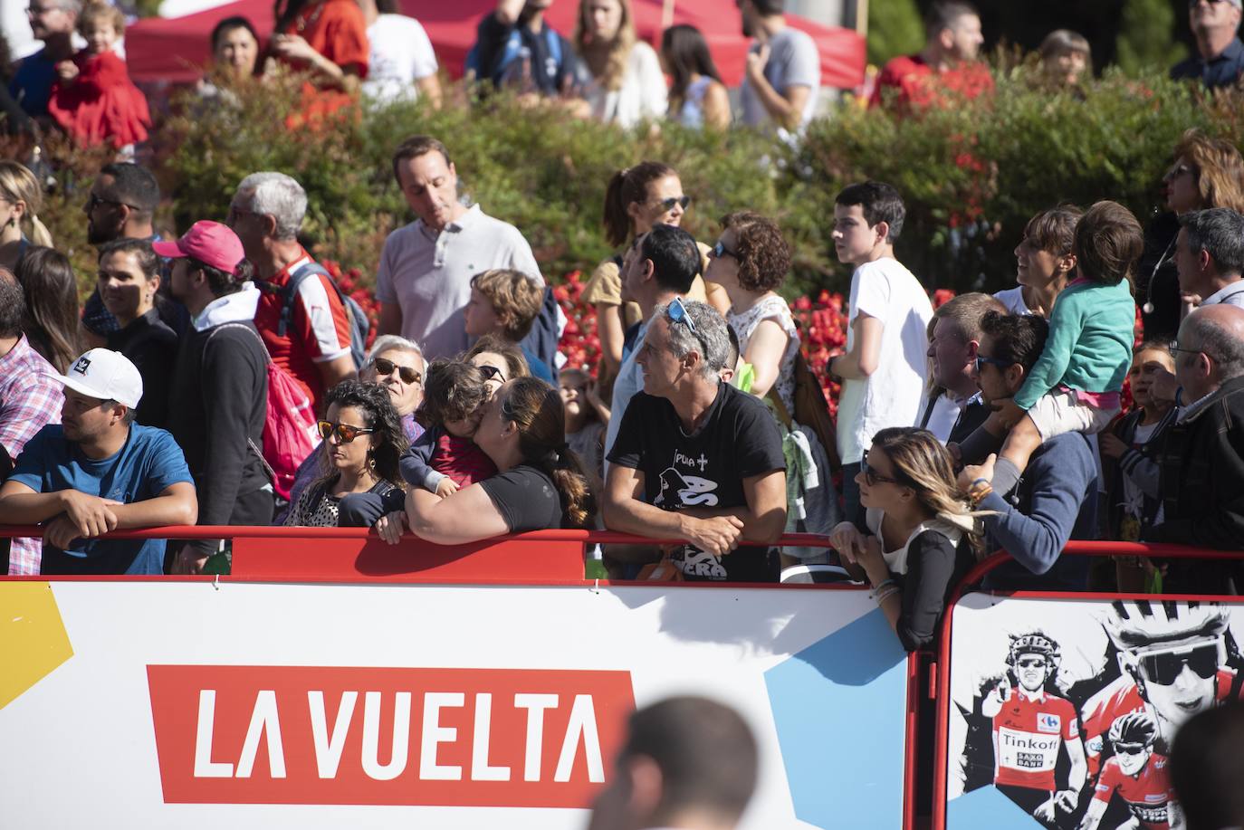 Numerosos aficionados se agolparon en la calle Uría de la capital para ver a los corredores en la etapa 14 entre San Vicente de la Barquera y Oviedo. 