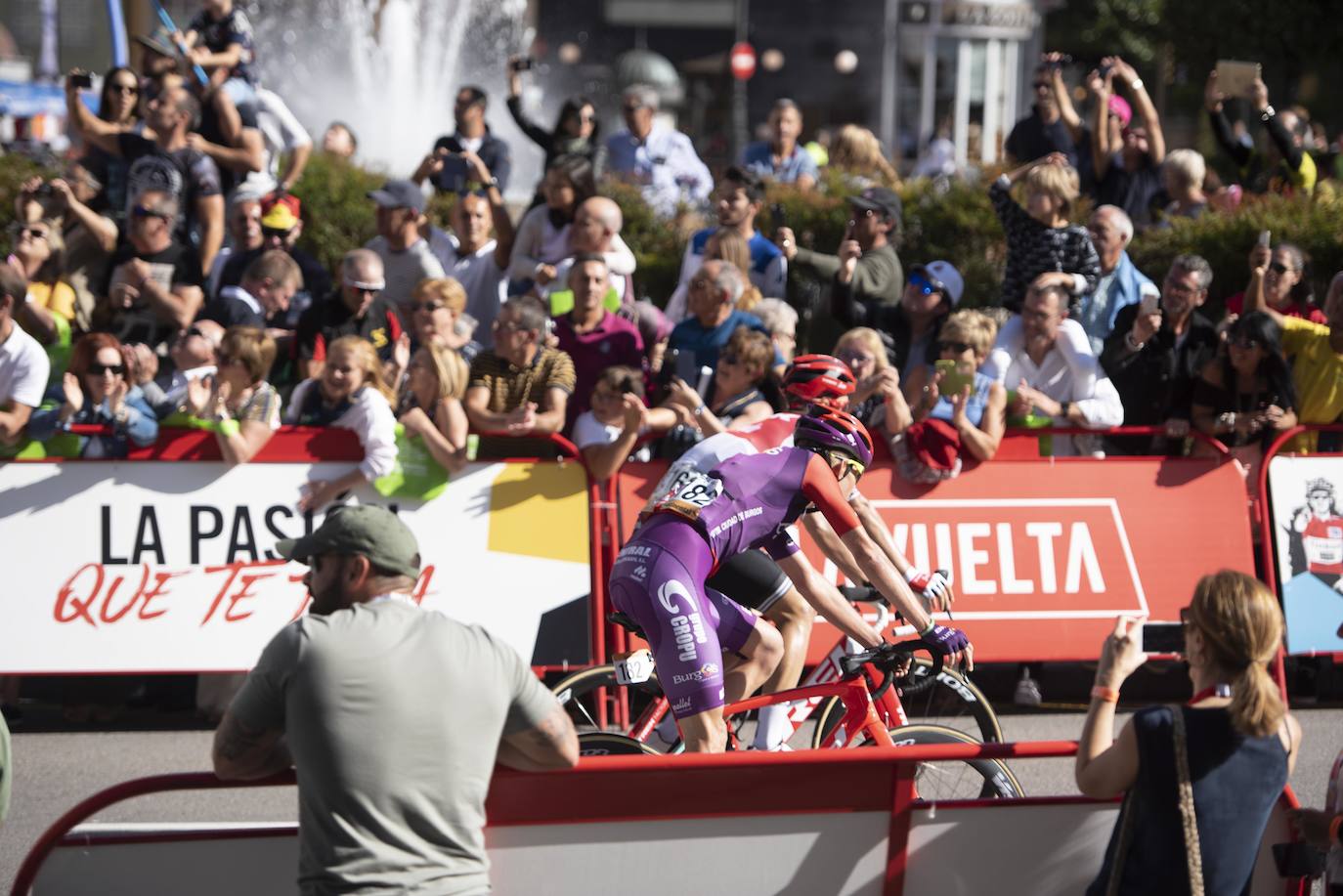 Numerosos aficionados se agolparon en la calle Uría de la capital para ver a los corredores en la etapa 14 entre San Vicente de la Barquera y Oviedo. 