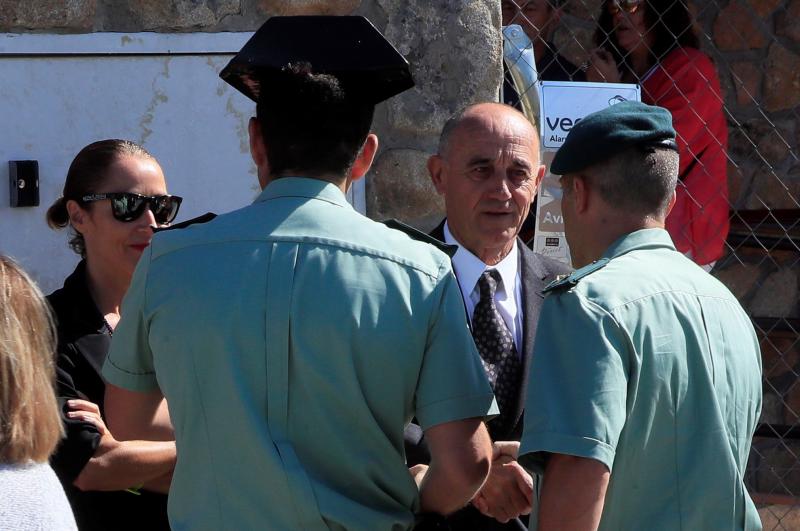 Familiares, amigos, deportistas, políticos, representantes de las Fuerzas de Seguridad y periodistas como Matías Prats han visitado la capilla ardiente de la medallista olímpica Blanca Fernández Ochoa, cuyo cuerpo sin vida fue encontrado este miércoles en la sierra de Guadarrama. Sus restos serán incinerados y, siempre que el juez dé autorización, esparcidos en una ceremonia íntima en Siete Picos, la montaña preferida de la exesquiadora.