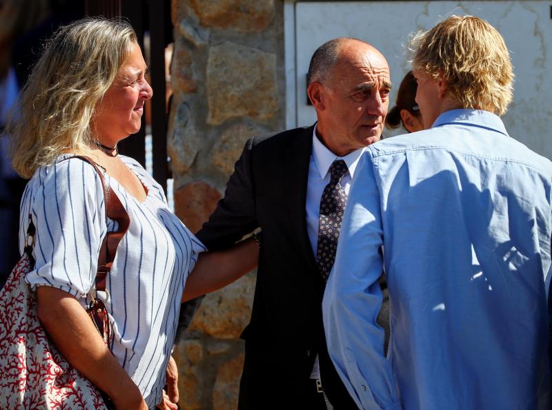 Familiares, amigos, deportistas, políticos, representantes de las Fuerzas de Seguridad y periodistas como Matías Prats han visitado la capilla ardiente de la medallista olímpica Blanca Fernández Ochoa, cuyo cuerpo sin vida fue encontrado este miércoles en la sierra de Guadarrama. Sus restos serán incinerados y, siempre que el juez dé autorización, esparcidos en una ceremonia íntima en Siete Picos, la montaña preferida de la exesquiadora.