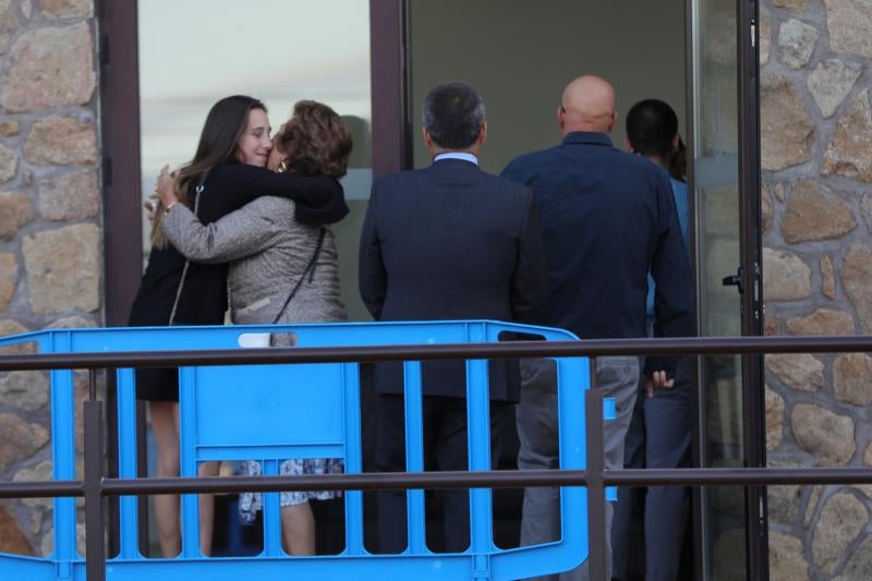 Familiares, amigos, deportistas, políticos, representantes de las Fuerzas de Seguridad y periodistas como Matías Prats han visitado la capilla ardiente de la medallista olímpica Blanca Fernández Ochoa, cuyo cuerpo sin vida fue encontrado este miércoles en la sierra de Guadarrama. Sus restos serán incinerados y, siempre que el juez dé autorización, esparcidos en una ceremonia íntima en Siete Picos, la montaña preferida de la exesquiadora.
