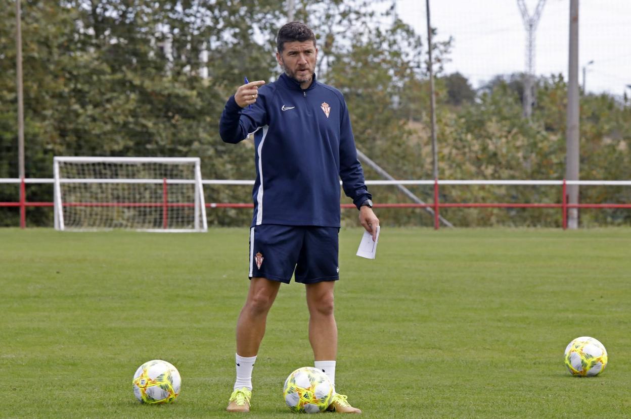 Samuel Baños da indicaciones en una sesión en Mareo. 