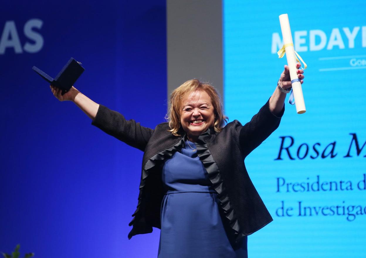 Rosa Menéndez, exultante tras recoger su premio. 