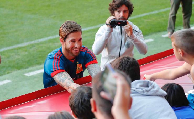 Los jugadores de 'La Roja' se ejercitaron en el estadio gijonés antes de enfrentarse el domingo ante Islas Feroe. 