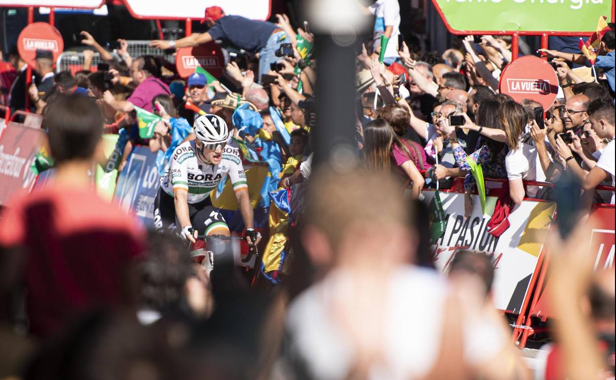 Aficionados de La Vuelta, en Oviedo, viendo el final de etapa. 