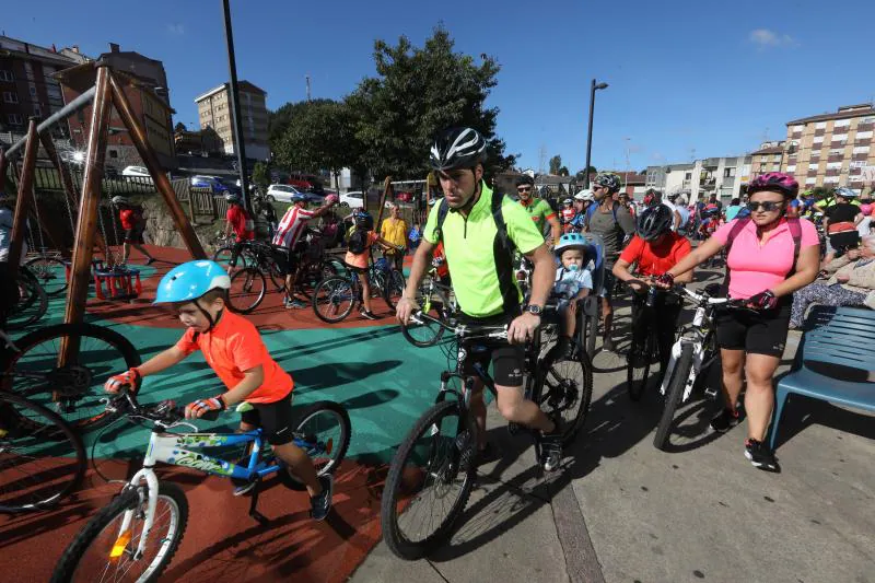 Un millar de personas participaron en el Dia de la Bici por las calles de Corvera.