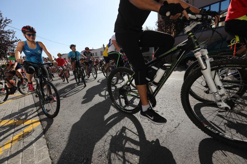 Un millar de personas participaron en el Dia de la Bici por las calles de Corvera.