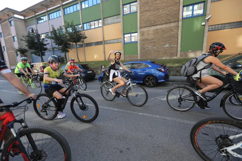 Un millar de personas participaron en el Dia de la Bici por las calles de Corvera.