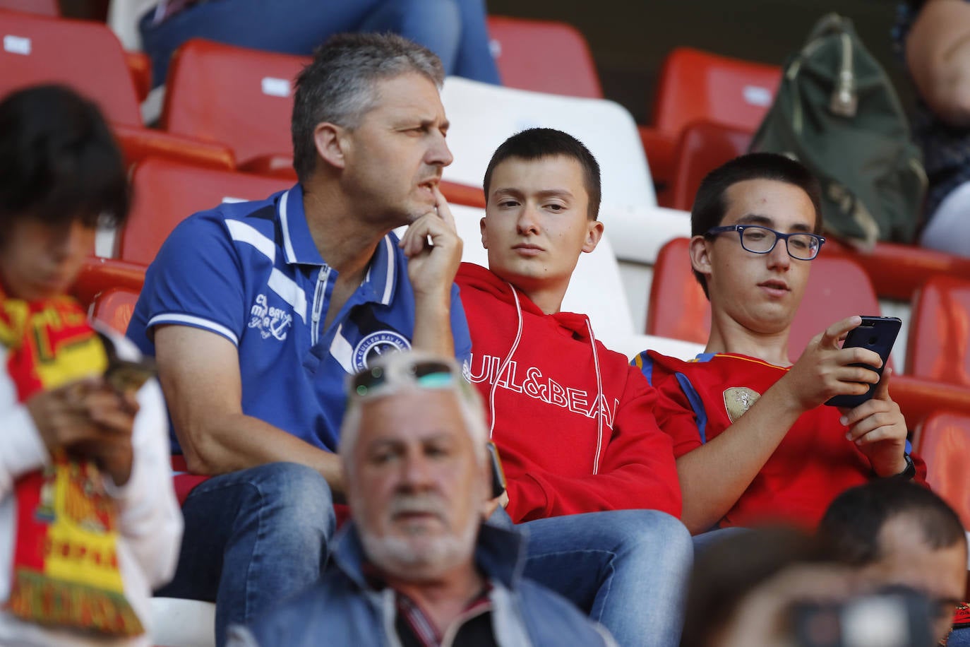 ¿Estuviste este domingo en el partido de la selección española en El Molinón? ¡Búscate en la galería! 