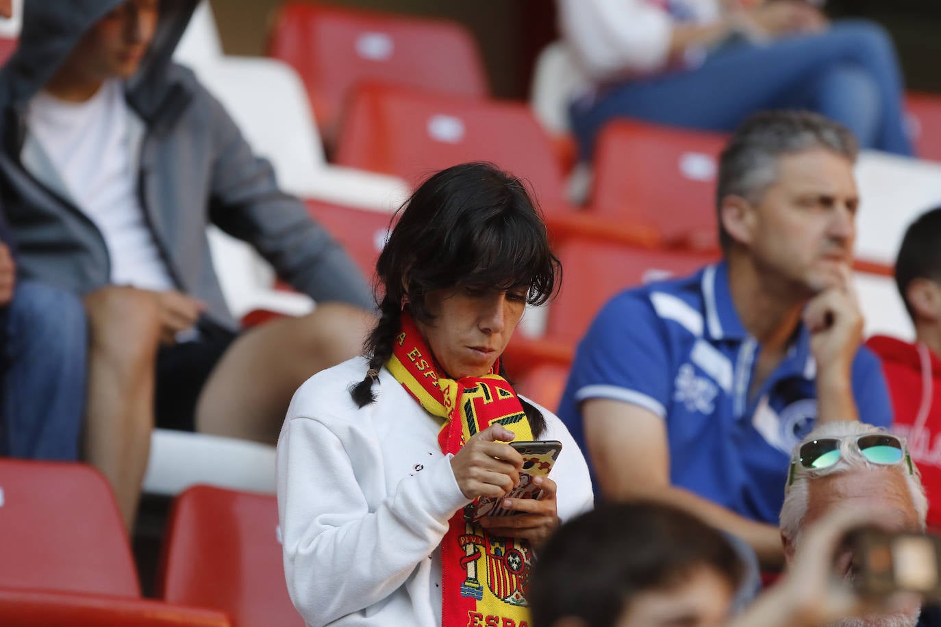 ¿Estuviste este domingo en el partido de la selección española en El Molinón? ¡Búscate en la galería! 