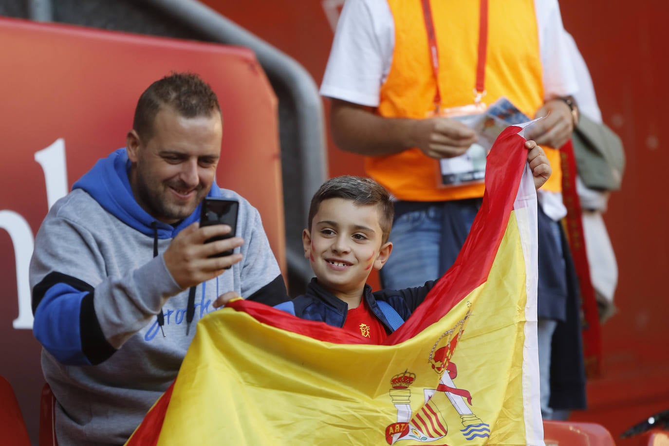 ¿Estuviste este domingo en el partido de la selección española en El Molinón? ¡Búscate en la galería! 