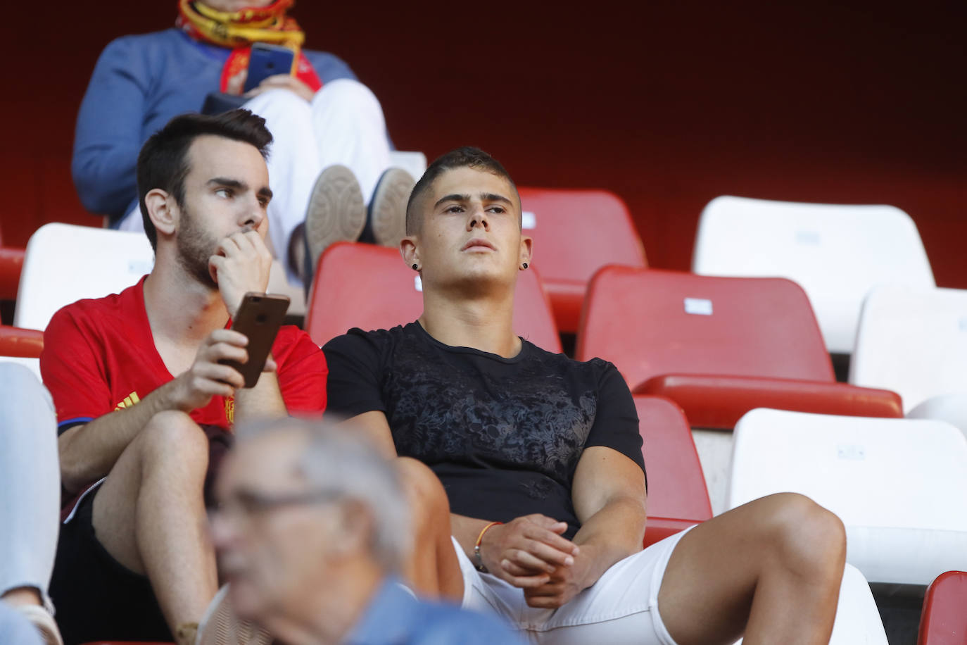 ¿Estuviste este domingo en el partido de la selección española en El Molinón? ¡Búscate en la galería! 