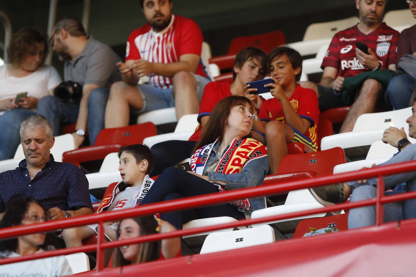 ¿Estuviste este domingo en el partido de la selección española en El Molinón? ¡Búscate en la galería! 