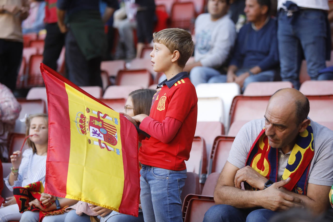 ¿Estuviste este domingo en el partido de la selección española en El Molinón? ¡Búscate en la galería! 