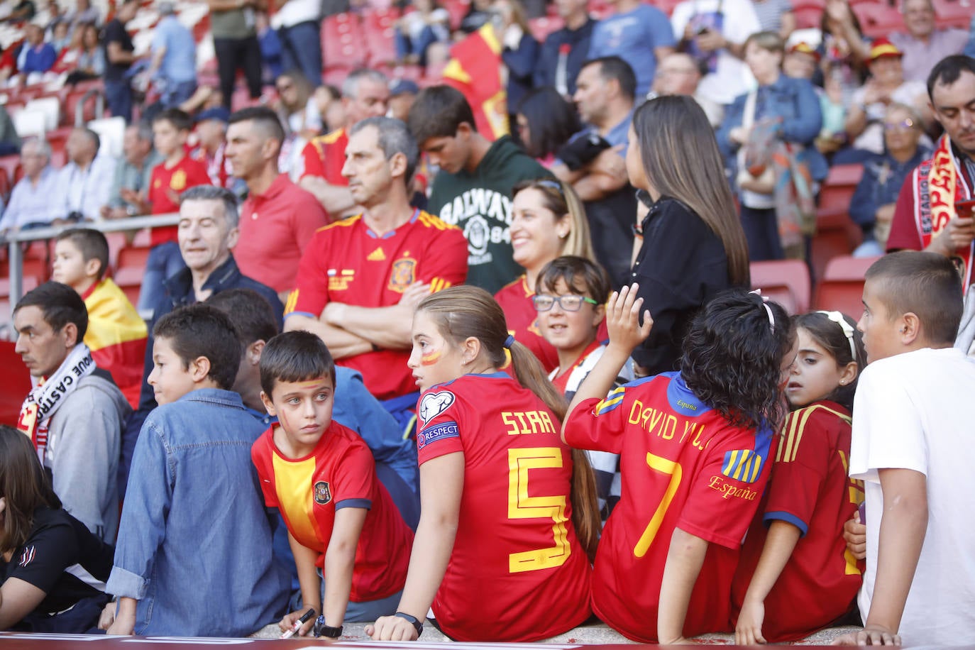 ¿Estuviste este domingo en el partido de la selección española en El Molinón? ¡Búscate en la galería! 